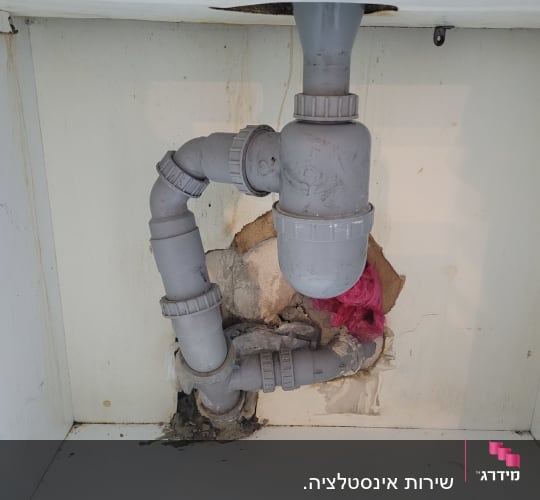 צנרת פלסטיק מתחת לכיור עם חיבורים